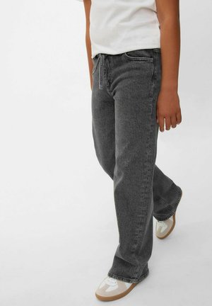 Jean noir en denim avec une coupe relaxée, texture délavée et taille à cordon. Associé à des chaussures légères à enfiler avec un design de lapin.