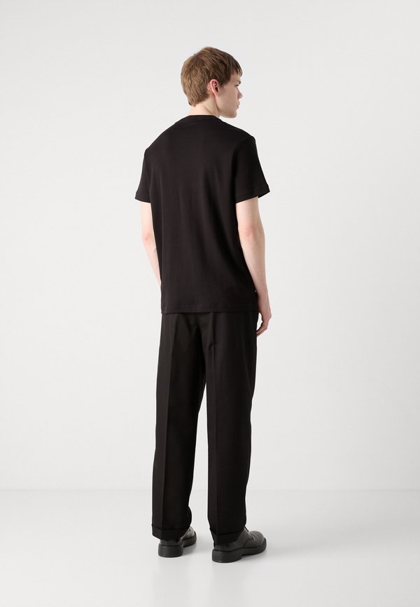 EMBOSSED LOGO - Basic T-shirt4