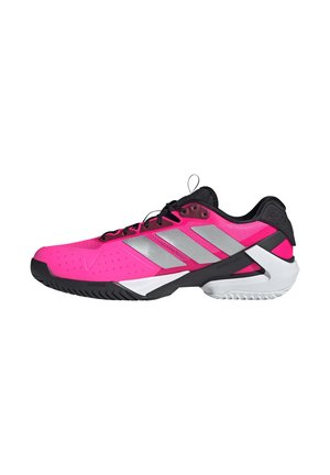 Baskets sportives rose vif et noires avec des rayures argentées, des lacets noirs et une semelle texturée blanche et noire, vues de côté.