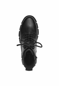 Bota de cuero negro con punta redonda, suela de goma resistente, diseño con cordones y cremallera lateral. Acabado texturizado con logotipo en el interior.