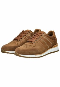 Sneaker in suede marrone e tessuto con dettagli perforati, lacci e suole in gomma bianca con strisce di accento.
