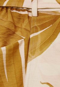 Reiss REGULAR FIT - AVRIL PALM PRINT BELTED - Shortsit - neutral