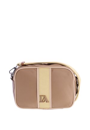 Pequeño bolso bandolera rectangular beige con una franja vertical crema y emblema metálico con el logo, correa crema ajustable unida con cierres plateados.