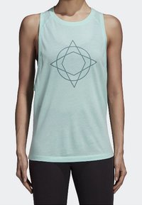 Top sin mangas de color verde menta claro con un gráfico geométrico en gris. Fabricado en un material suave y transpirable con un diseño sin mangas y escote redondeado.