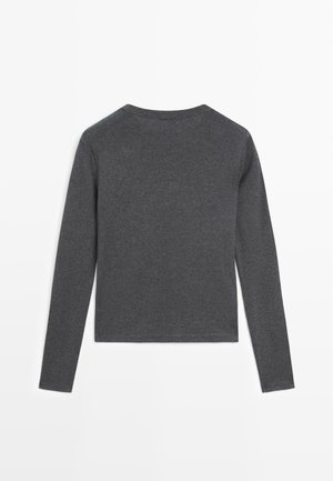 T-shirt gris à manches longues en tissu doux et extensible. Il présente un col rond et une silhouette ajustée, sans motifs ni insignifications visibles.