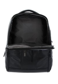 Mochila de cuero negro con apertura con cremallera, bolsillos interiores y acabado mate. Presenta un detalle del logo en el panel frontal.