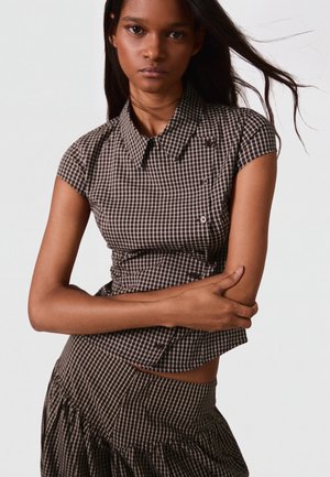 Bershka, CROSSOVER BUTTON SHORT SLEEVE - SHIRT - Blúzka so zapínaním na gombíky - bordeaux