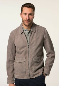 Grijze suede jas met een ritssluiting aan de voorkant, twee voorzakken en een klassieke kraag. De stof heeft een zachte textuur en een matte afwerking.