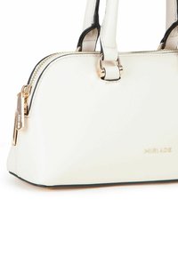 Borsa bianca in similpelle con hardware in tonalità oro, chiusura con zip, due manici, dettagli neri e logo "Miriade" in rilievo sul lato.