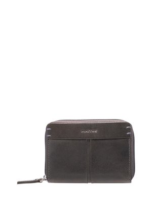 Kompakten temno rjav usnjen denarnico z žepkami spredaj, zapiranjem z zadrgo okoli in vtisnjenim napisom "MAITRE" na zgornjem sprednjem panelu.