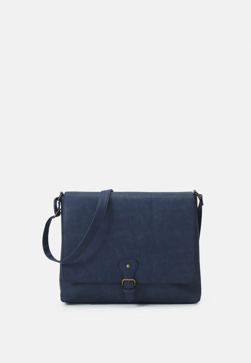 Sac messager en cuir bleu marine avec bandoulière réglable et rabat avant sécurisé par une petite boucle et un bouton-pression.