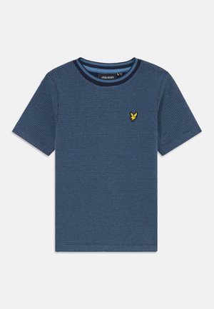 Modra teksturirana kratkolužeča majica s ribanim okrog lim bodenjem in majhnim rumenim logotipom na prsih.