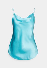 Camisole en satin bleu clair avec fines bretelles spaghetti ajustables et un décolleté drapé sur fond blanc.