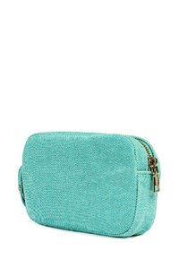 Una borsa rettangolare testurizzata di colore turchese con chiusura a zip e dettagli in hardware dorato. Il tessuto ha un aspetto intrecciato.