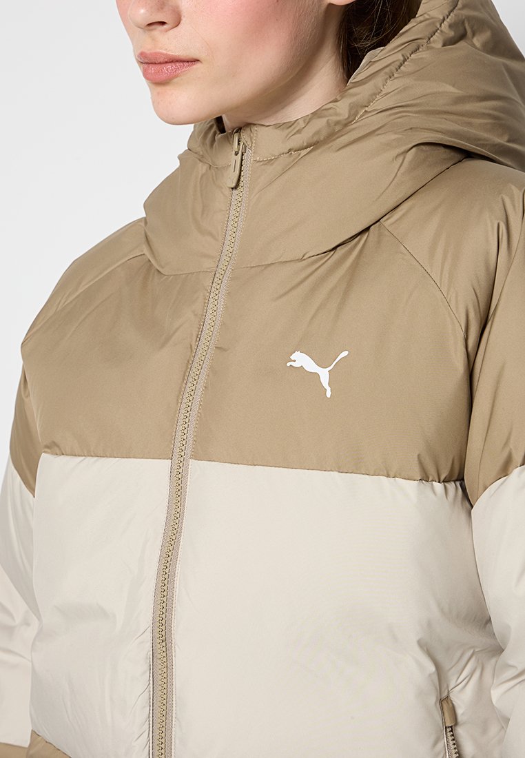 Puchowa kurtka w beżowo-kremowym kolorze z blokiem kolorów, z wysokim kołnierzem, zamkiem błyskawicznym z przodu oraz białym logo na piersi.