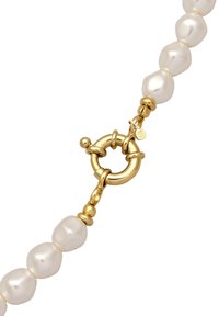 Weiße Perlenkette mit einer Toggle-Schließe in Goldfarbe. Die Perlen haben eine glatte, glänzende Oberfläche; die Schließe weist ein kreisförmiges Design mit kleinen Akzenten auf.
