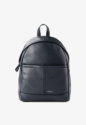 Sac à dos en cuir noir texturé avec poche avant, poignée supérieure, fermeture éclair et petit logo "Gabor" sur le panneau avant inférieur.