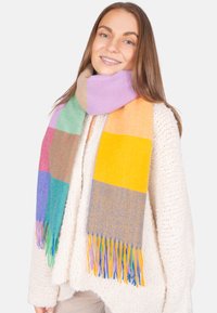 Écharpe multicolore en mélange de laine, présentant des blocs de jaune, violet, vert et orange, avec des extrémités à franges et une texture douce.