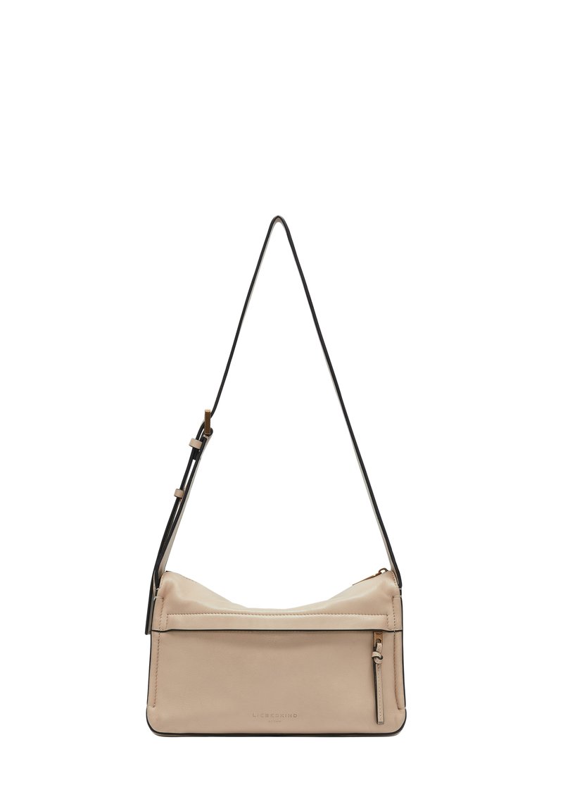 Borsa a tracolla in pelle beige con una tracolla nera, forma rettangolare, scomparto con zip e dettaglio del logo discreto sul davanti.