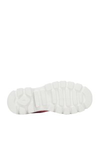 Zapatilla deportiva con una suela de goma blanca texturizada que presenta profundas ranuras y patrones de tracción. Diseño de la parte superior en un color contrastante.