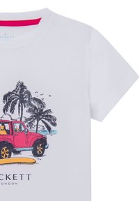 Camiseta de algodón blanca con un gráfico de un coche rosa, palmeras y océano, con acentos en azul y amarillo. Cuello redondo con ribete rosa.
