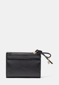 Czarny skórzany portfel z zapięciem na zamek, zewnętrznymi kieszeniami na karty, gładką teksturą i złotymi elementami ozdobnymi w smukłym, prostokątnym kształcie.