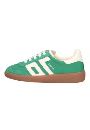 Groene en witte lage sneaker met gumzool, witte veters en tekst "BACK 70" op de zijkant en hielkraag.
