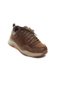 Pruun spordijalanõud, millel on nahast ja sünteetilisest materjalist pealispind, paeltega disain, hall aktsent ja tekstureeritud talla oranž detail.