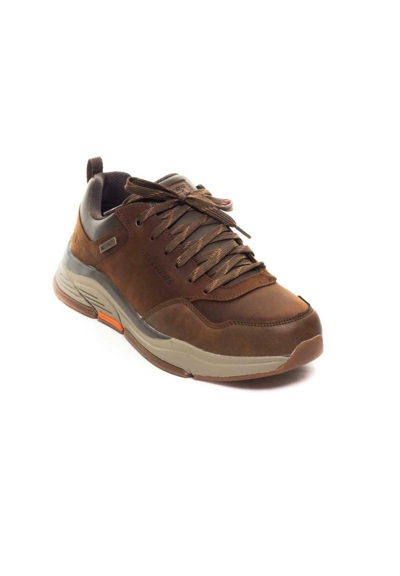 Pruun spordijalanõud, millel on nahast ja sünteetilisest materjalist pealispind, paeltega disain, hall aktsent ja tekstureeritud talla oranž detail.