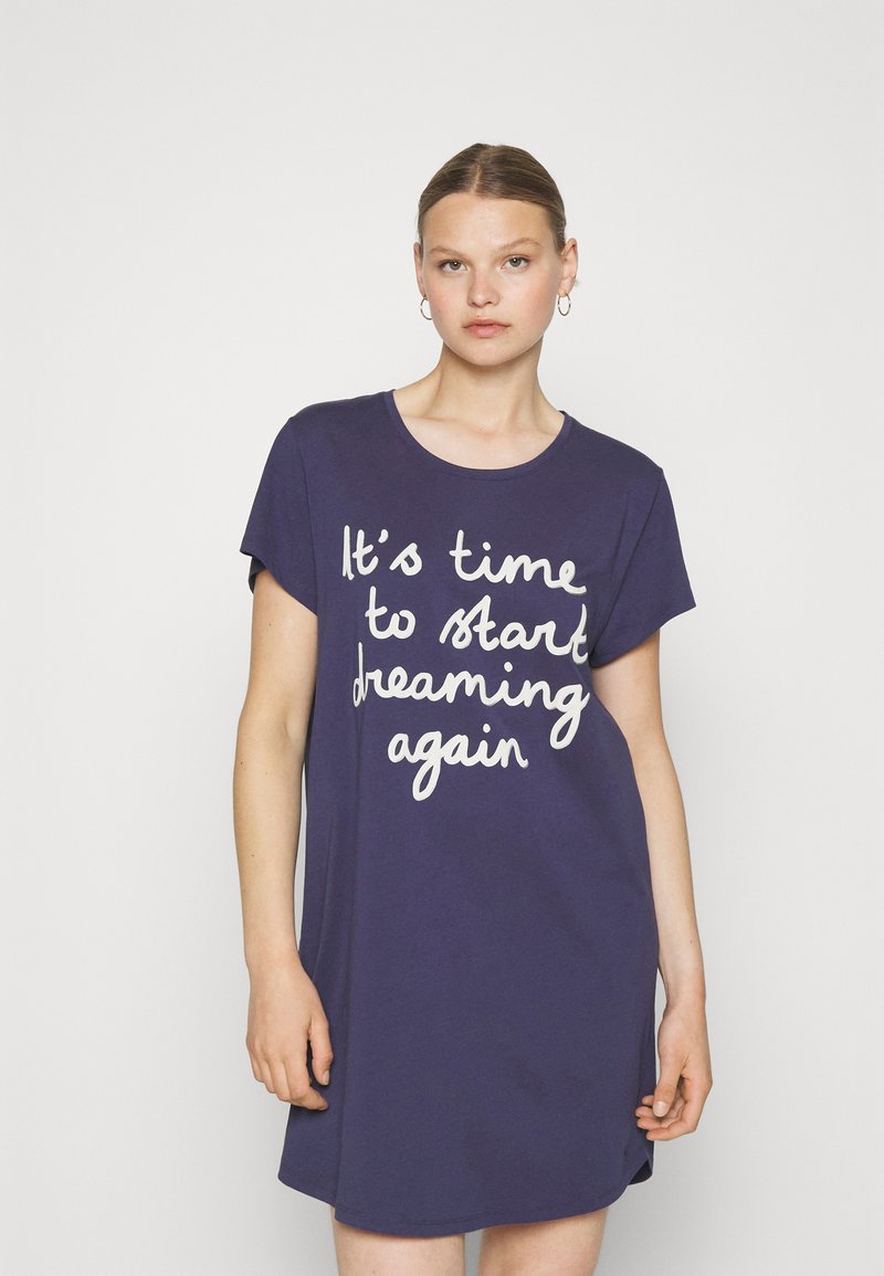 Granatowa bawełniana sukienka T-shirt z krótkimi rękawami, okrągłym dekoltem i białym ręcznie napisanym tekstem: "Czas znów zacząć marzyć."