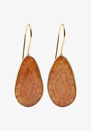 Kolczyki wiszące w kolorze złotym, z łezkowymi kamieniami w jasnobrązowym kolorze, o teksturowanej powierzchni i widocznym żyłkowaniu. Strukturalne haki z drutu.