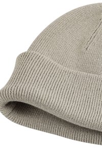 Grijze gebreide muts met een omgeslagen zoom, voorzien van een geribbelde textuur en een gladde afwerking, gemaakt van zacht, rekbaar materiaal.