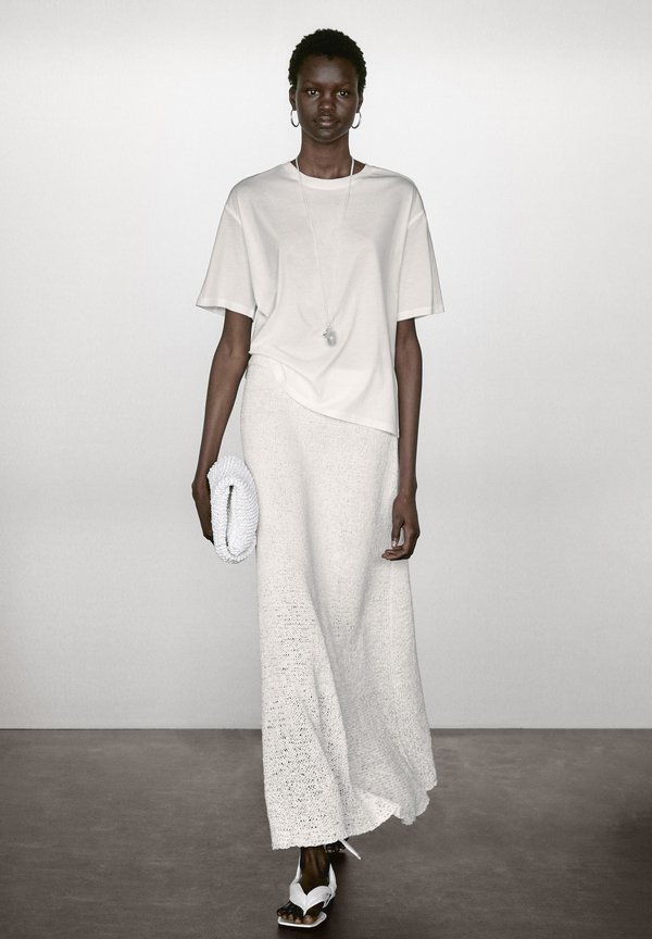 ROUND NECK SLEEVE STITCHING DETAIL  - Basic T-shirt4