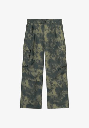 Zöld és sötétszürke terepmintás cargo nadrágok oldalzsebekkel, gombos rögzítéssel és övbújtatókkal, fehér háttéren kifektetve.