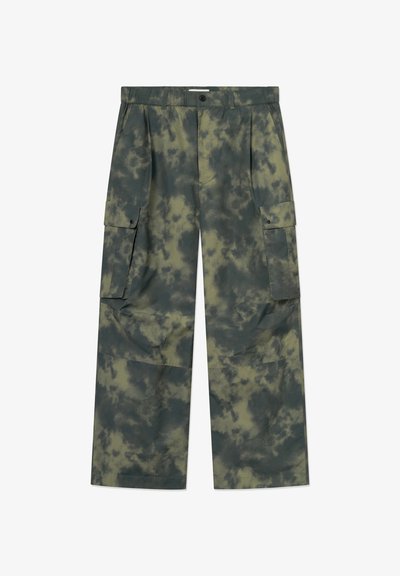 Πράσινο και σκουρόγριο παραλλαγής cargo παντελόνι με πλαϊνές τσέπες, κλείσιμο με κουμπιά και θηλιές για ζώνη, απλωμένο επίπεδα σε λευκό φόντο.