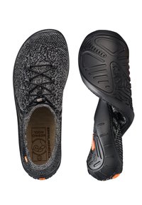 Lekki, czarno-szary pleciony buty z elastyczną, czarną gumową podeszwą, z teksturowanym bieżnikiem i pomarańczowym akcentem na pięcie.