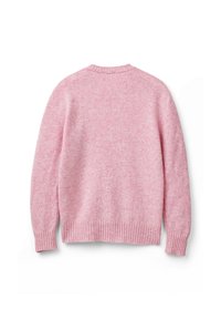 Różowy sweter z dzianiny, o miękkiej teksturze, z prążkowanymi mankietami i dołem oraz klasycznym okrągłym dekoltem. Prosty design bez wzorów.