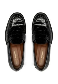 Zwarte loafers van glanzend, krokodillenpatroonleer. Kenmerken een gladde, ronde neus en een gevoerde binnenzool met een goudkleurig, gezegeld logo.