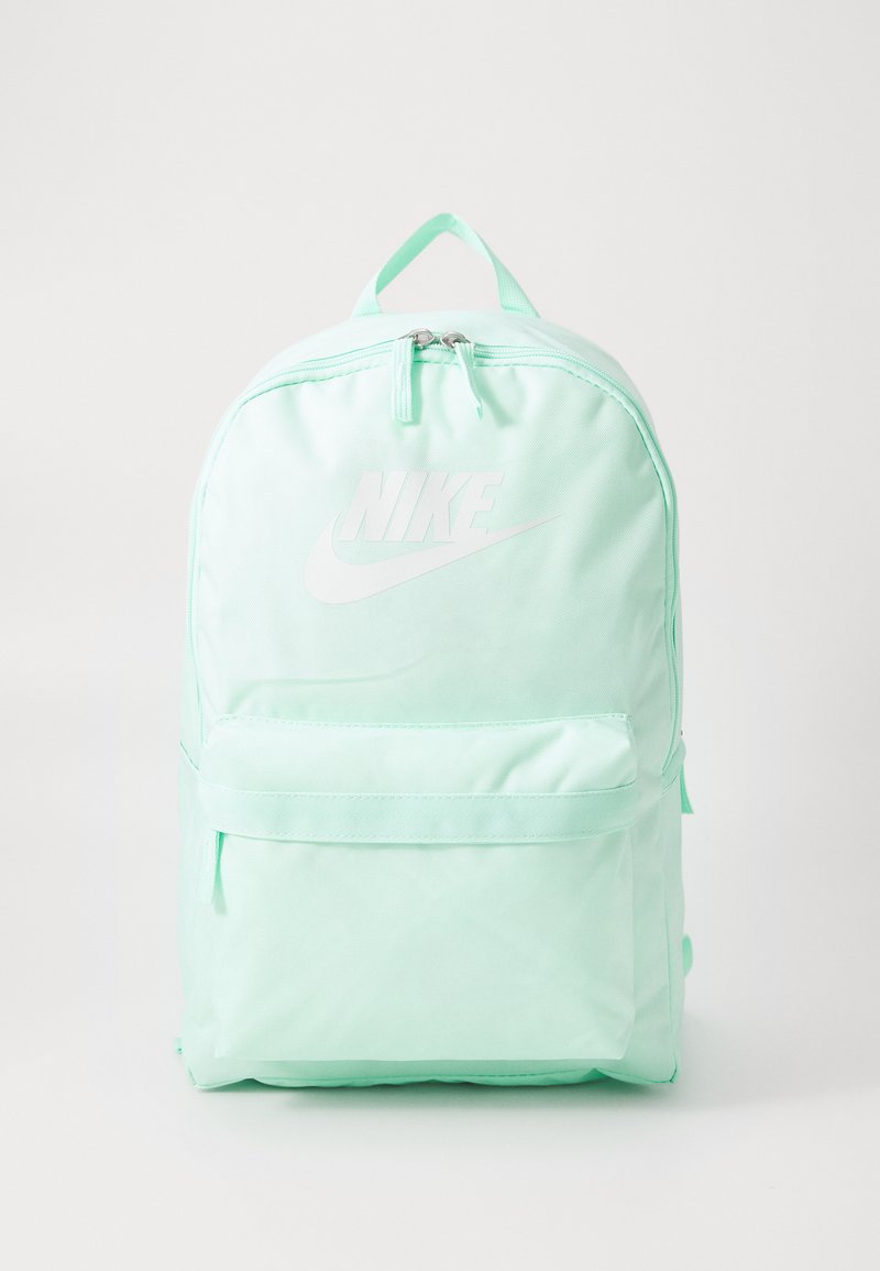 Mochila verde menta feita de tecido liso, com um grande bolso frontal, fecho duplo e um proeminente logótipo da Nike em branco.