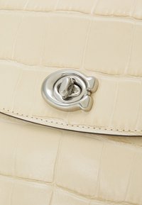 COACH EMBOSSED CASSIE CROSSBODY - Borsa a mano - ivory