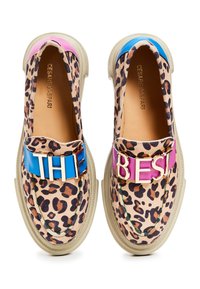Sneakers slip-on con stampa leopardata e suola piatta beige. Presentano bande in accento blu e rosa con lettering dorato che scrive "IL MIGLIORE".