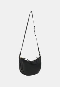 Borsa a spalla in pelle nera con design curvo, tracolla regolabile e dettagli in metallo dorato. Superficie texturizzata con un finish leggermente lucido.