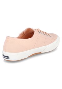 Leichte, hellrosa Canvas-Sneaker mit strukturierter Oberfläche, weißer Gummisohle, silbernen Ösen und Schnürdesign. Markenlogo an der Ferse.