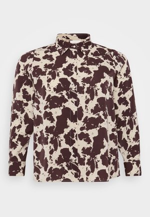 Camisa com padrão castanho e creme, de colarinho e mangas longas, com fecho de botão e textura de tecido suave.