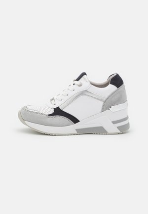 Trainers - white