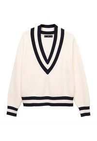 Pull en maille blanche à col en V profond avec deux bandes noires, poignets et ourlet assortis à rayures noires.