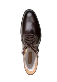 Hnědé kožené kotníkové boty s hladkým povrchem, kulatou špičkou a šněrovacím designem s kovovými očky. Viditelná podšívka. Obsahuje štítek značky.