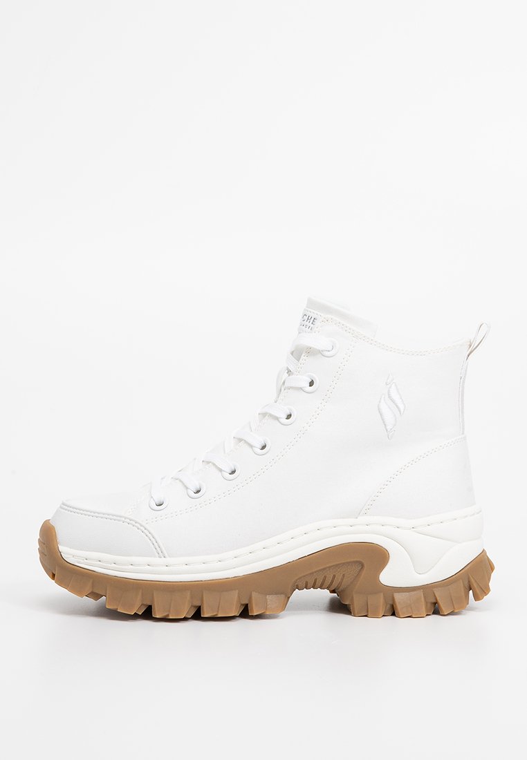Sneaker alte bianche in tela con suola in gomma. Presentano lacci, collo imbottito e una suola marrone texturizzata per una maggiore aderenza.