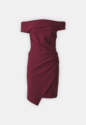 Bordeaux-farbenes, schulterfreies Kleid mit taillierter Oberseite und asymmetrischem Wickelrock. Der Stoff hat eine glatte Textur und ein elegantes Design.