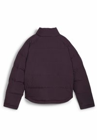 Lilla dunjakke med høj krave, der har en quilted tekstur og en cropped silhuet. Ingen synlige lukninger eller dekorationer.
